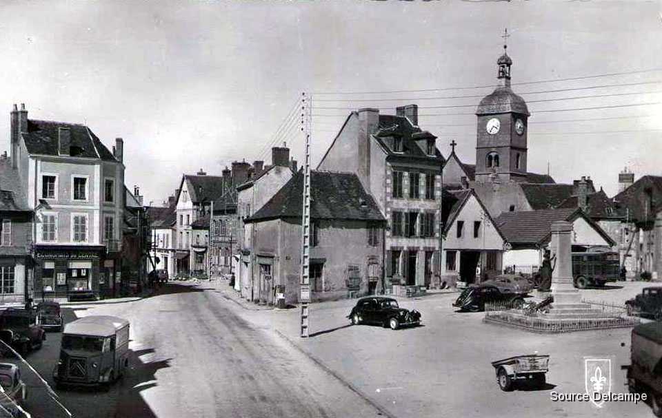 03 Montmarault Place d Armes.jpg